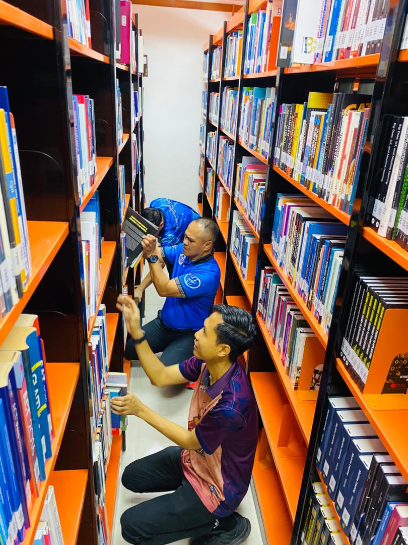 Aktiviti gotong- royong kerjasama dari semua staf PPI Kampus Kota & Vet Resource Center. 