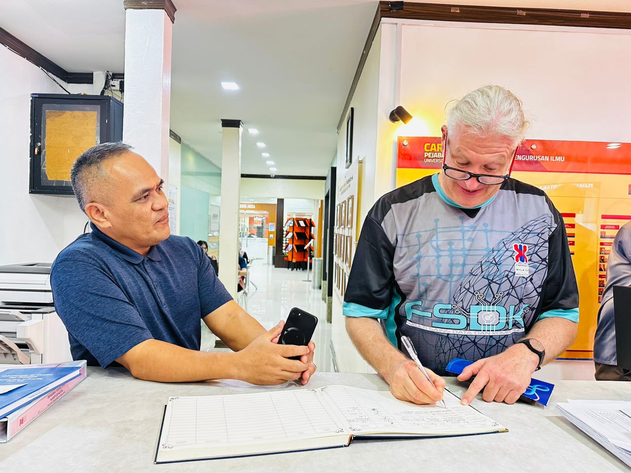 lawatan  daripada Prof Bart Barendagt & team dari Universiti Leiden, Belanda.