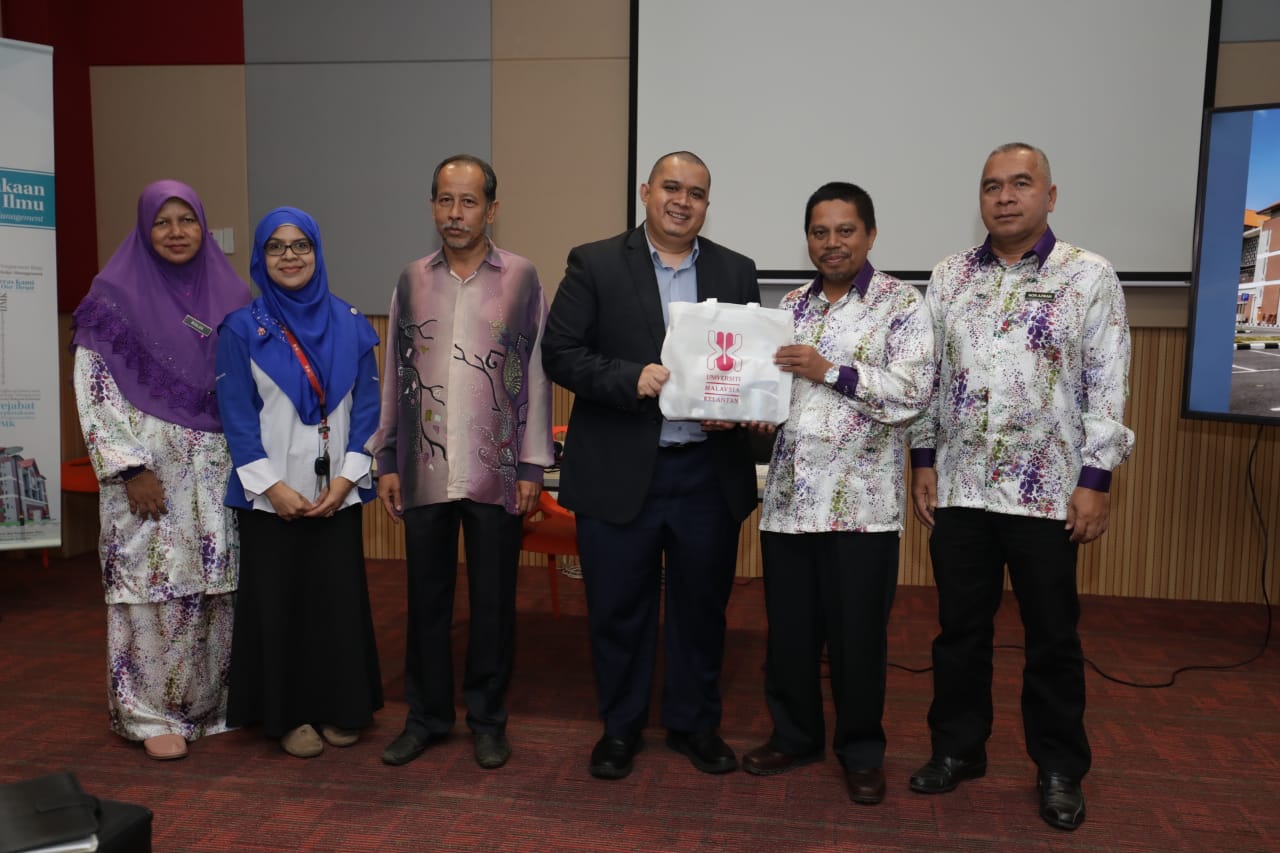 Lawatan Penanda Aras Guru-Guru Pengurusan Pusat Sumber dan ICT dari SMK Seri Aman Pasir Puteh