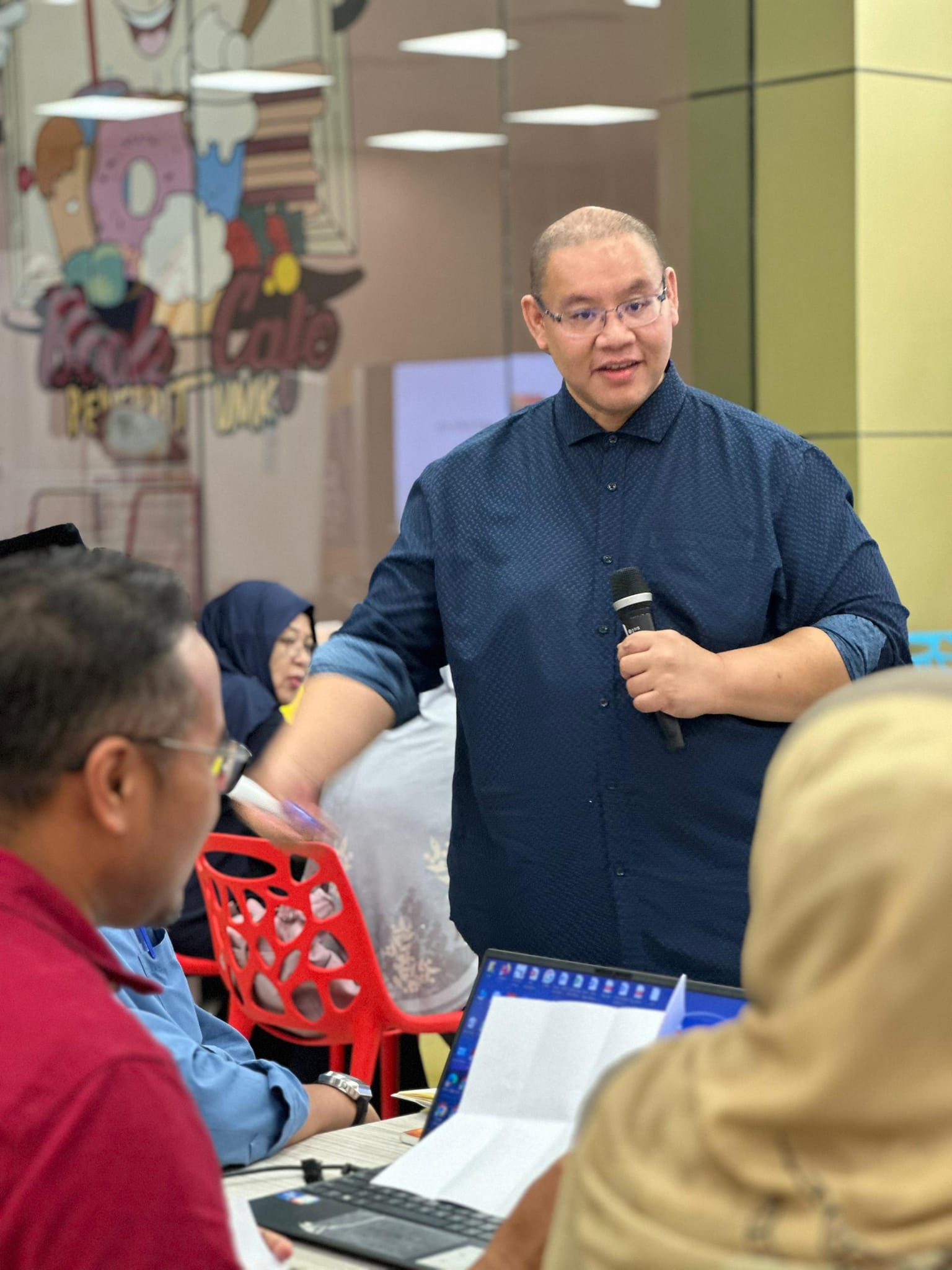 Bengkel Menulis Kisah Hidup dan  Penulisan Popular dianjurkan oleh Penerbit UMK. 