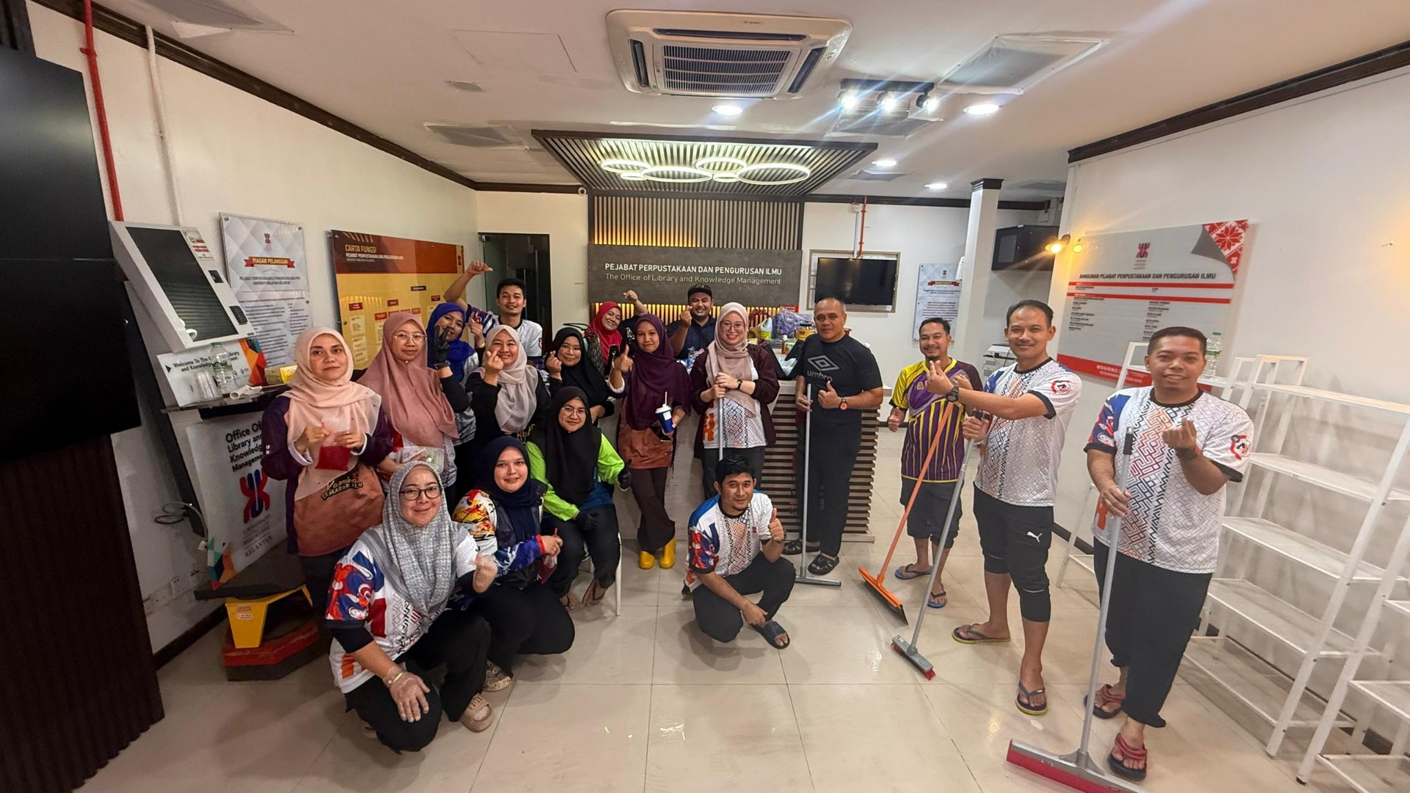 25 November 2025 - Kerja-kerja gotong royong pembersihan akibat banjir di Pejabat Perpustakaan dan Pengurusan Ilmu Kampus Kota telah diadakan. 